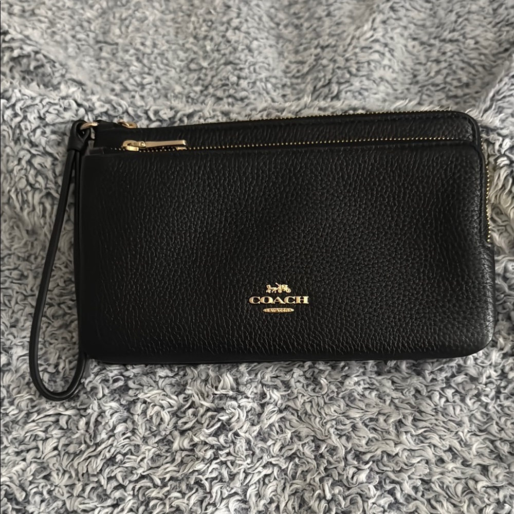 SOLD. NWT!! COACH Black Leather Wristlet